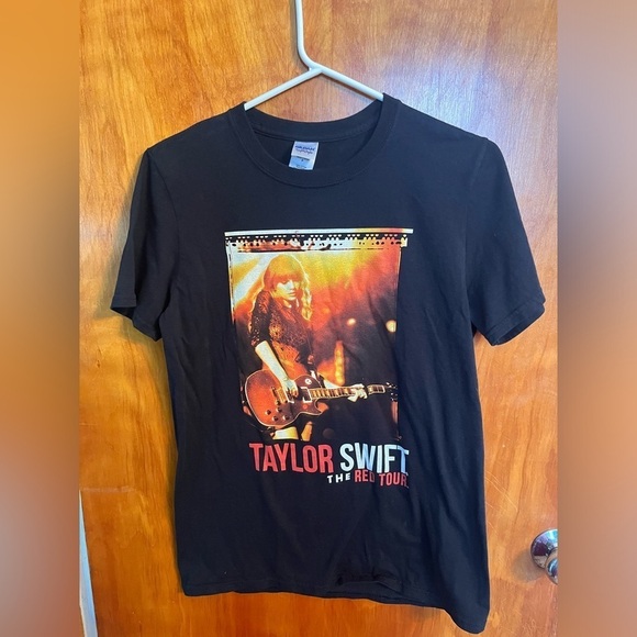 Gildan Tops - Vintage Taylor Swift The Red Tour Shirt Size Small